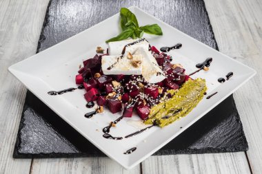 Pancar, peynir ve pesto ile sağlıklı çiğ vegan salatası