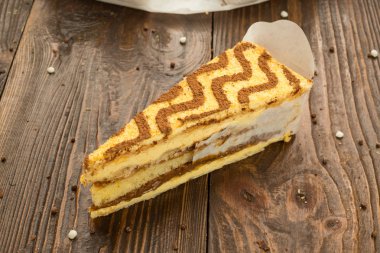 Koyu çikolata vegan kek şekerler ve ahşap zemin üzerine fındık