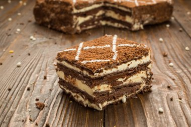 Koyu çikolata vegan kek şekerler ve ahşap zemin üzerine fındık