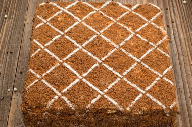 Koyu çikolata vegan kek şekerler ve ahşap zemin üzerine fındık