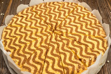 Koyu çikolata vegan kek şekerler ve ahşap zemin üzerine fındık