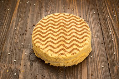 Koyu çikolata vegan kek şekerler ve ahşap zemin üzerine fındık