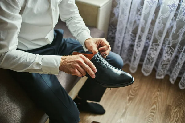 Бізнесмен Взуття Одяг Чоловік Готується Роботи Малий Ранок Перед Церемонією — стокове фото