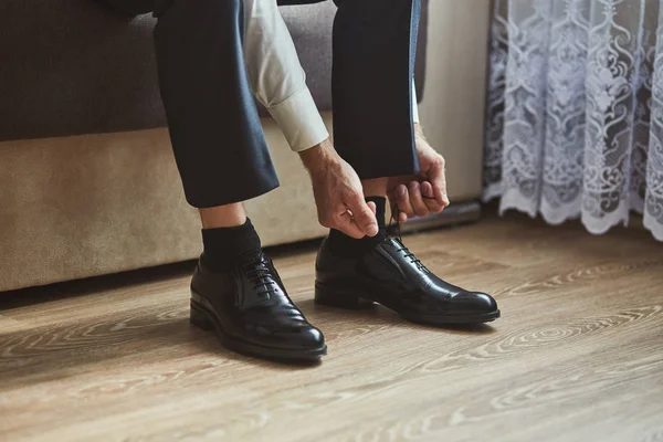 Homem Negócios Roupas Sapatos Homem Preparando Para Trabalho Manhã Noivo — Fotografia de Stock