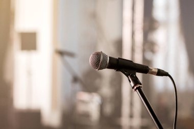 Sahne Alanı'nda bir konser salonu ya da Amerikalı bir mikrofon bir gösterisi sırasında bar (Restoran). 