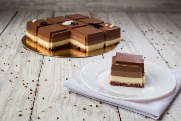 Veganer Kuchen Aus Dunkler Schokolade Mit Bonbons Auf Holzgrund — Stockfoto