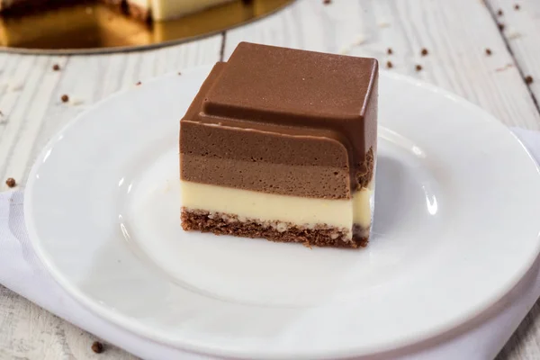 Veganer Kuchen Aus Dunkler Schokolade Mit Bonbons Auf Holzgrund — Stockfoto