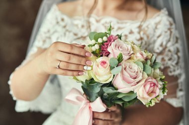 Gelinin elindeki buket, düğün töreninden önce hazırlanan kadın.