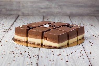Şekerler ahşap arka plan üzerinde koyu çikolata vegan kek