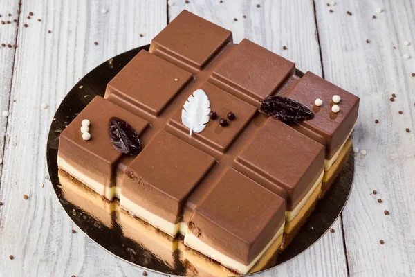 Veganer Kuchen aus dunkler Schokolade mit Bonbons auf Holzgrund — Stockfoto