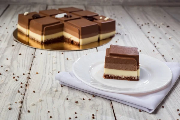 Veganer Kuchen aus dunkler Schokolade mit Bonbons auf Holzgrund — Stockfoto