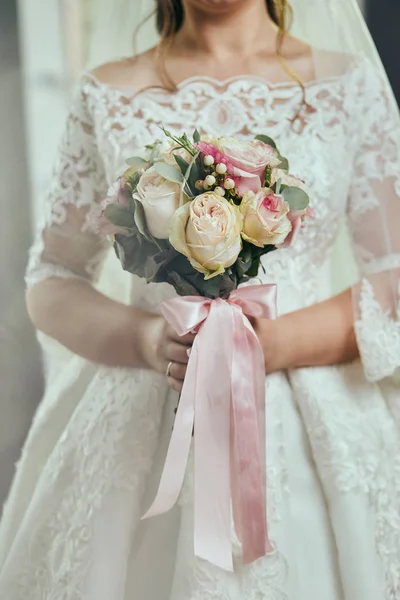 Buquê Nas Mãos Noiva Mulher Preparando Antes Cerimônia Casamento — Fotografia de Stock