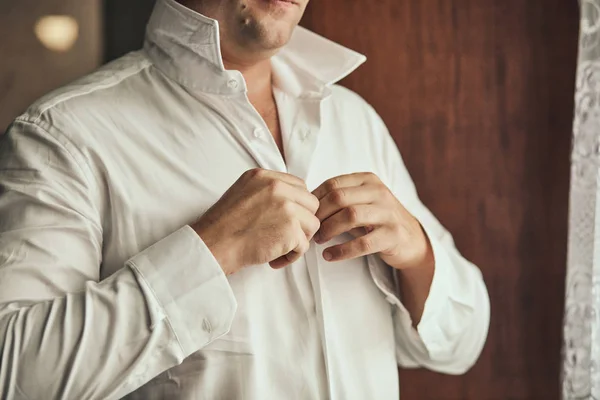 Homem Negócios Vestidos Camisa Branca Mãos Masculinas Closeup Noivo Preparando — Fotografia de Stock