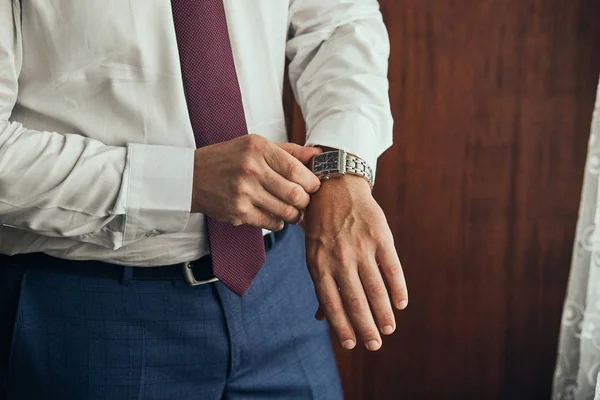 Hombre Negocios Comprobar Hora Reloj Pulsera Hombre Poniendo Reloj Mano — Foto de Stock