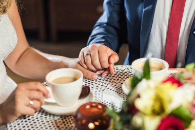 Çift şekerler ile kahve bir kafede içecekler.