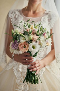 Gelinin elindeki buket, düğün töreninden önce hazırlanan kadın.