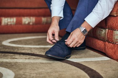 İş adamı ayakkabıları, işe hazırlanan adam, düğün töreninden önceki sabah damat.