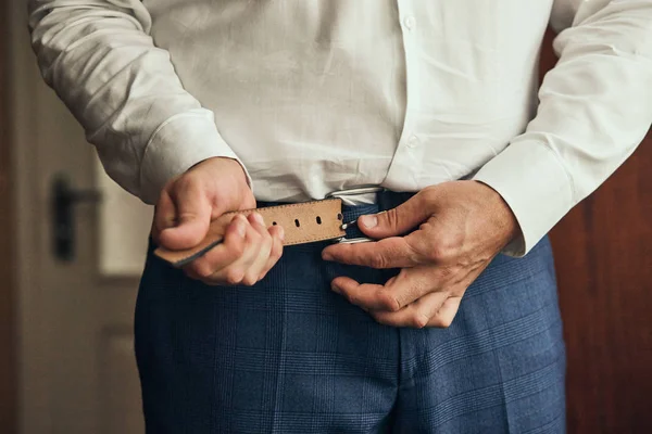 Affärsman Sätta Ett Bälte Mode Och Kläder Koncept Brudgummen Gör — Stockfoto