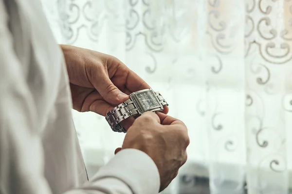 Hombre Negocios Comprobar Hora Reloj Pulsera Hombre Poniendo Reloj Mano — Foto de Stock