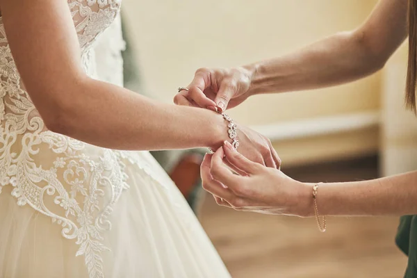 Manhã Noiva Quando Ela Usa Vestido Bonito Mulher Preparando Antes — Fotografia de Stock