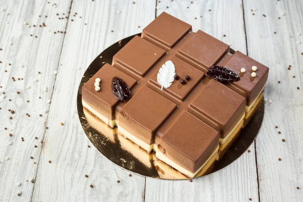 Veganer Kuchen Aus Dunkler Schokolade Mit Bonbons Auf Holzgrund — Stockfoto