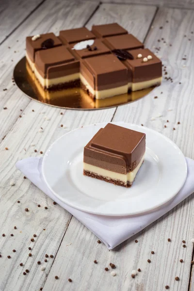 Veganer Kuchen Aus Dunkler Schokolade Mit Bonbons Auf Holzgrund — Stockfoto