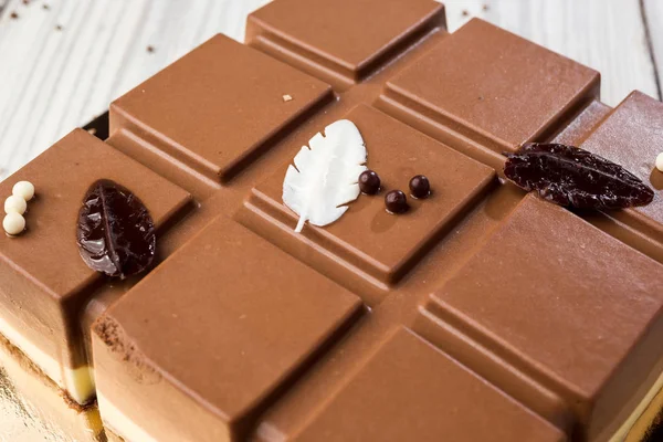 Veganer Kuchen Aus Dunkler Schokolade Mit Bonbons Auf Holzgrund — Stockfoto