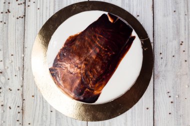 Meyve jöle ve haşhaş ahşap arka plan üzerinde beyaz çikolatalı pandispanya