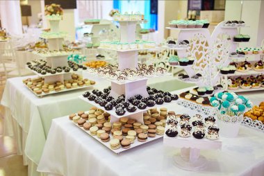 çikolata cupcakes ve diğer tatlılar/şekerler, iyi ki doğdun kavramı ile lezzetli tatlı büfesi tarafından dekore edilmiş