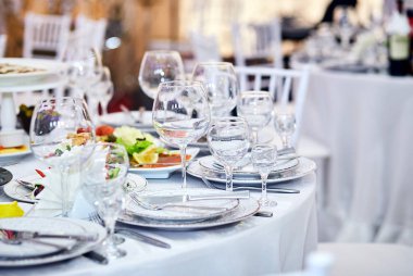 Zarif tablo ayarını beyaz bej tonlarında konuklar varış için hazır. Restoran İç güzel yemekler