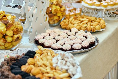 çikolata cupcakes ve diğer tatlılar/şekerler, iyi ki doğdun kavramı ile lezzetli tatlı büfesi tarafından dekore edilmiş