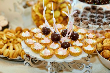 çikolata cupcakes ve diğer tatlılar/şekerler, iyi ki doğdun kavramı ile lezzetli tatlı büfesi tarafından dekore edilmiş