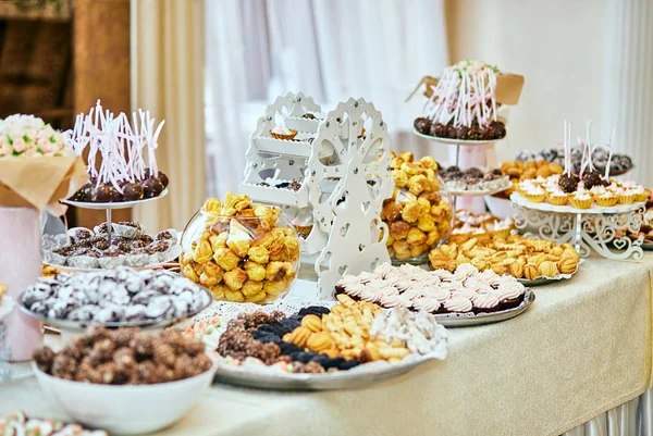 Díszített Finom Édes Büfé Cupcakes Egyéb Desszertek Cukorka Boldog Születésnapot — Stock Fotó