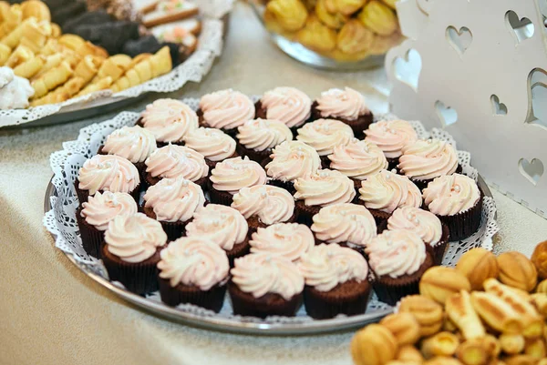 çikolata cupcakes ve diğer tatlılar/şekerler, iyi ki doğdun kavramı ile lezzetli tatlı büfesi tarafından dekore edilmiş