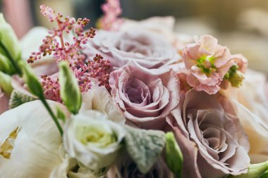 güzel düğün buket masanın üstünde duran gül 