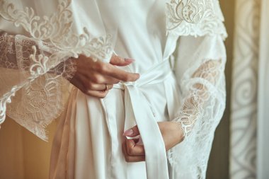 belgili tanımlık pencere, düğün töreni önce hazırlanıyor kadın yakınındaki bir elbise içinde gelin