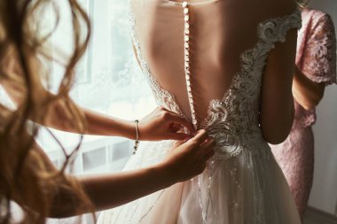 Gelinin sabah güzel bir elbise giydiği, kadının düğün töreninden önce hazırlandığı