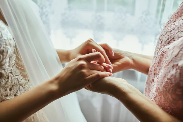 Noiva Dia Casamento Segurando Mãos Sua Mãe Conceito Relação Entre — Fotografia de Stock