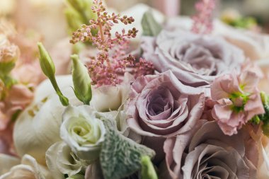 güzel düğün buket masanın üstünde duran gül 