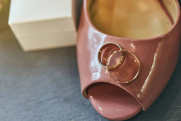 Anillos Boda Encuentran Unos Zapatos Hermosos Como Accesorios Nupciales — Foto de Stock