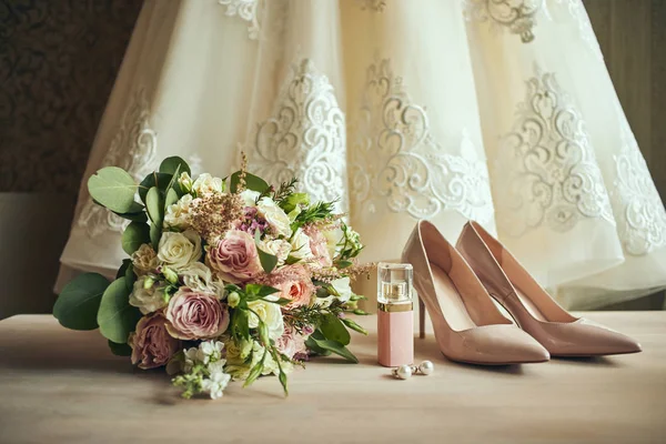 Menyasszony Esküvő Kiegészítők Mint Például Magas Sarkú Cipő Csokor Fülbevaló — Stock Fotó