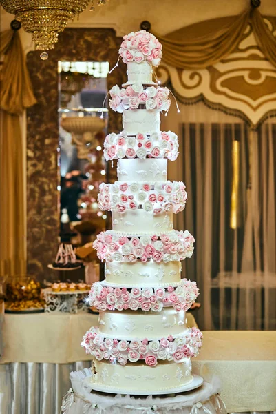 美しい結婚式の白いトーンでお祭りの立体ケーキ — ストック写真