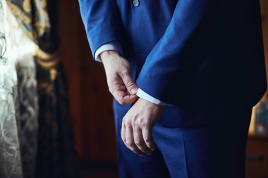 İşadamı takıyor bir ceket, Erkek eller closeup, damat düğün töreni önce sabah hazırlanıyor. Erkek moda