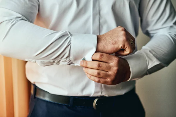 Homem Negócios Veste Camisa Branca Mãos Masculinas Closeup Noivo Preparando — Fotografia de Stock