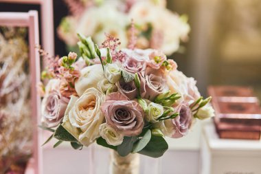 güzel düğün buket masanın üstünde duran gül 