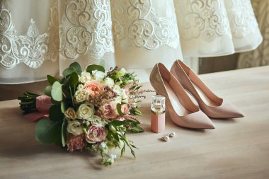 Gelin aksesuarları yüksek topuk ayakkabı, buket, küpe ve parfüm gibi düğünü 