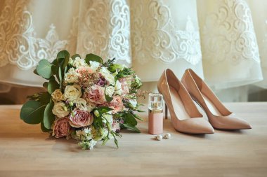 Gelin aksesuarları yüksek topuk ayakkabı, buket, küpe ve parfüm gibi düğünü 