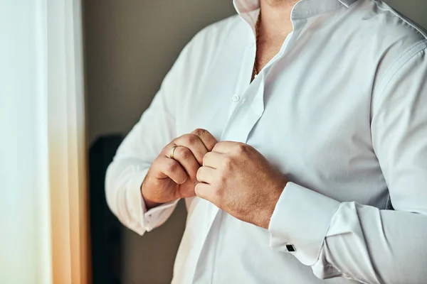 Homem Negócios Veste Camisa Branca Mãos Masculinas Closeup Noivo Preparando — Fotografia de Stock