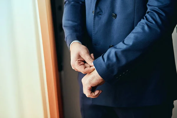 Geschäftsmann Trägt Jacke Männliche Hände Nahaufnahme Bräutigam Bereitet Sich Morgen — Stockfoto