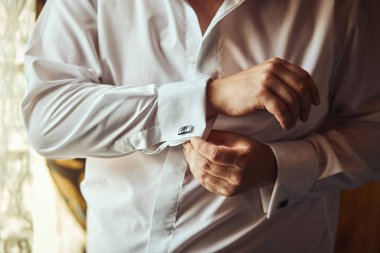 işadamı elbise beyaz gömlek, Erkek eller closeup, damat düğün töreni önce sabah hazırlanıyor. Erkek moda
